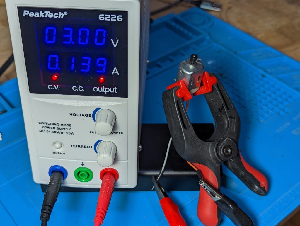 labornetzteil mit ventilator bei 3 volt.